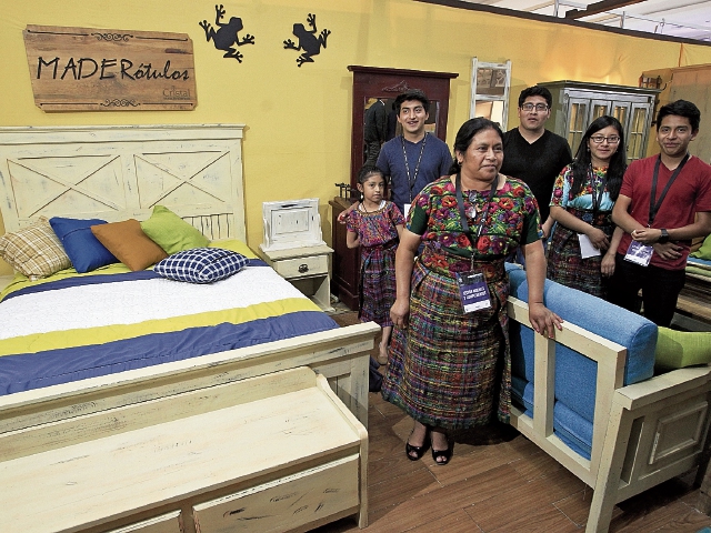 La familia Surec Costop, de Tecpán Guatemala,    fabrica muebles desde hace 23 años y  participa desde 2001 en Expomueble.