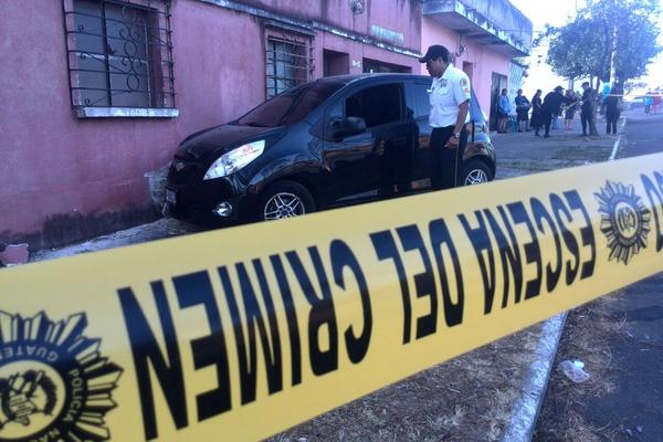 Desconocidos mataron a balazos al conductor de este vehículo en la colonia Roosevelt. (Foto Prensa Libre: É. Ávila)