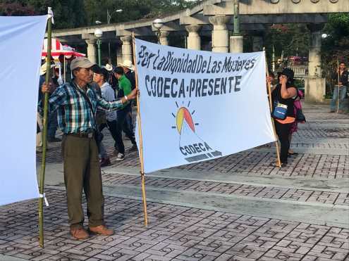 Manifestantes se dirigen hacia el Centro Histórico desde el Obelisco.