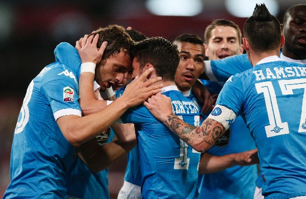 Manolo Gabbiadini celebra con sus compañeros uno de los dos goles en el triunfo contra Bolonia. (Foto Prensa Libre: AFP).