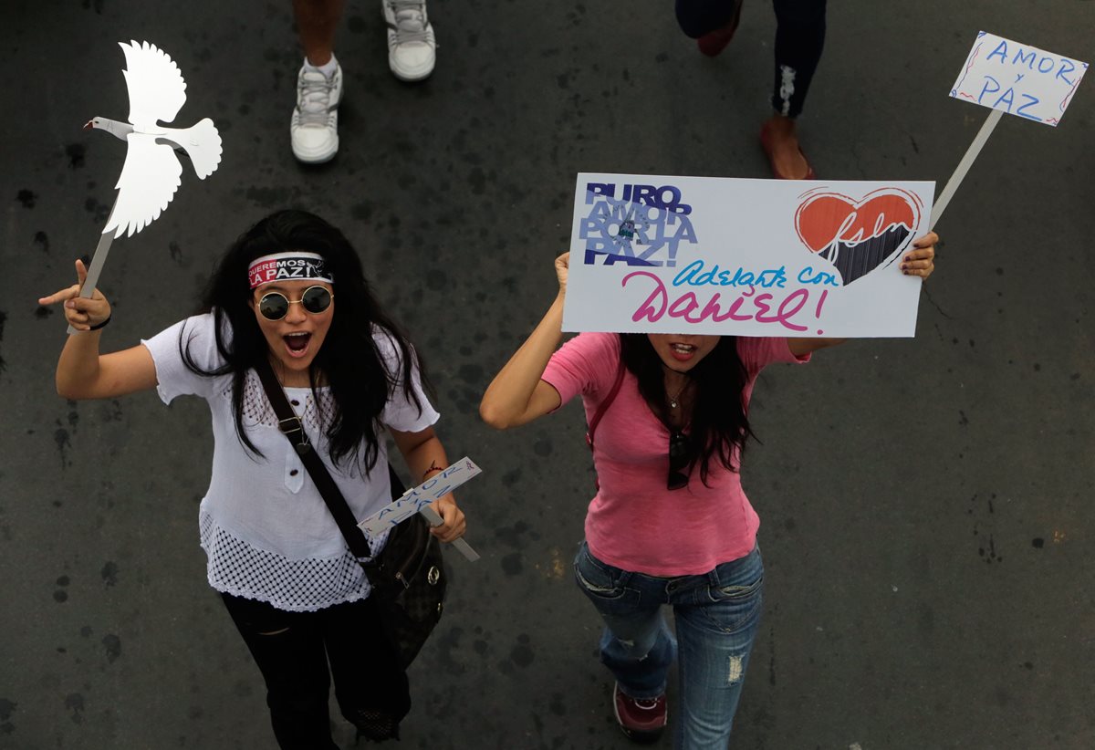 Seguidores del presidente Daniel Ortega caminan en la marcha "Caminata por la Seguridad y la Paz" en Managua.  (AFP)
