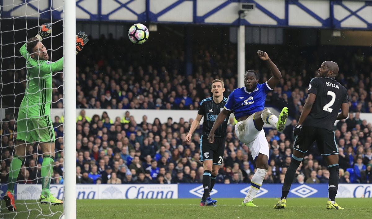 Lukaku al momento de anotar en la jornada de este sábado. (Foto Prensa Libre: AP)