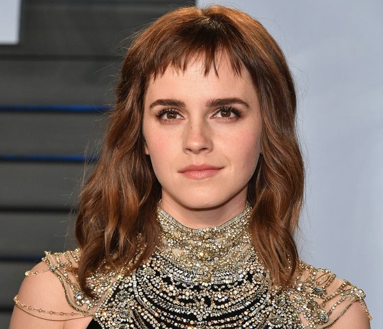 La actriz británica Emma Watson posa a su llegada a la fiesta que de la revista Vanity Fair. (Foto Prensa Libre: EFE).