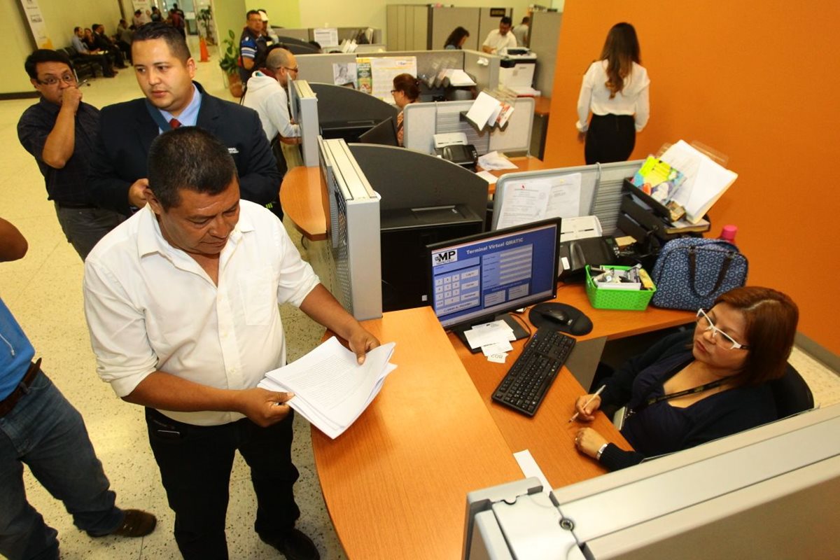 Representantes de la sociedad civil de Lanquín, Alta Verapaz, denunciaron a la alcaldesa Lilian Irlanda Coc Coy, en la sede central del MP, en el barrio Gerona, zona 1 de la capital. (Foto Prensa Libre: Álvaro Interiano)