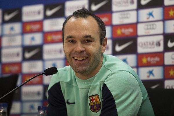 Iniesta expresó en una rueda de prensa que su intención "es ganarlo todo" en el 2014. (Foto Prensa Libre: AFP)