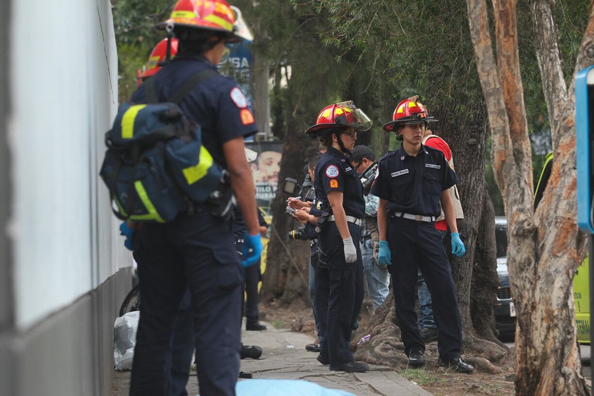 Bomberos y PNC esperan la llegada del MP para procesar la escena del crimen. (Foto Prensa Libre: Alvaro Interiano)