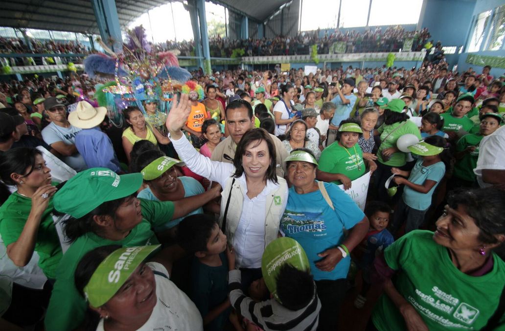 Sandra Torres, luego de varias horas llego al polideportivo de Villa Canales. (Foto Prensa Libre: Érick Ávila)