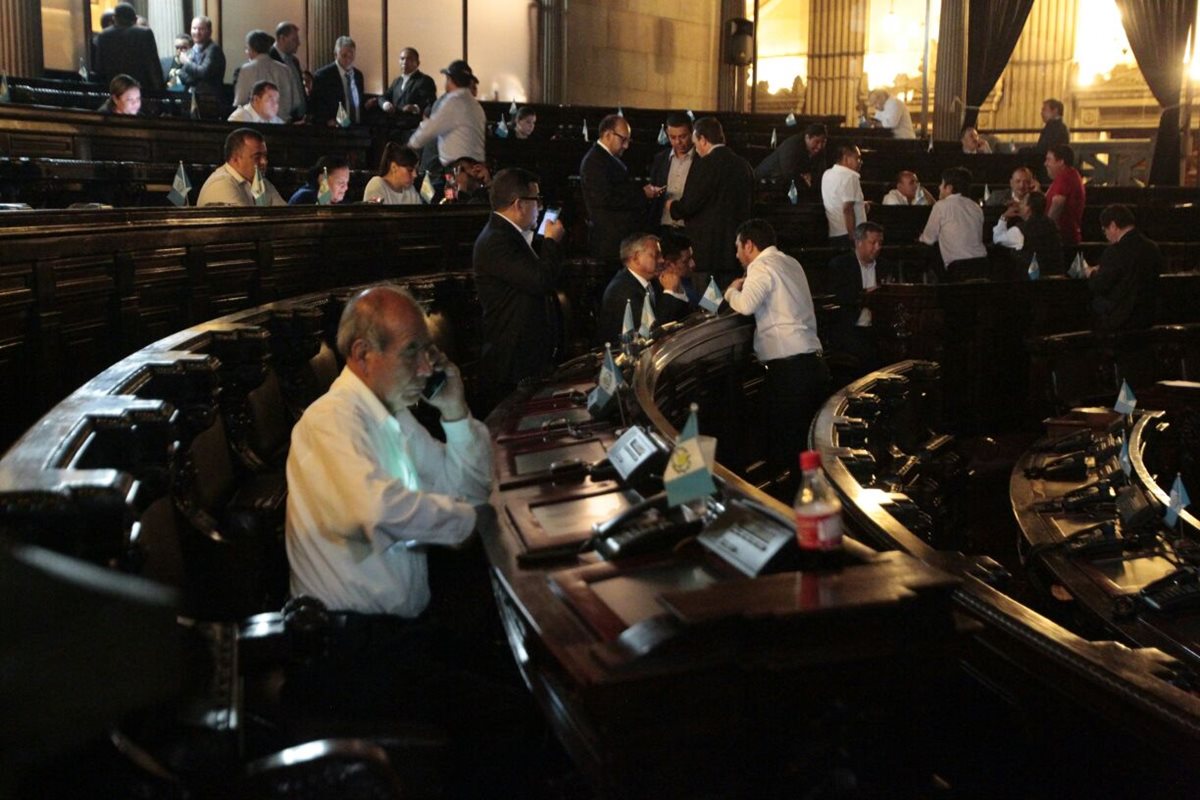 Diputados se refugian en el Hemiciclo