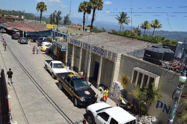 Fachada de la subestación de la PNC y de la comuna de Pueblo Nuevo Viñas, donde el índice de violencia  es uno de los factores que  afectan el desarrollo  del municipio.