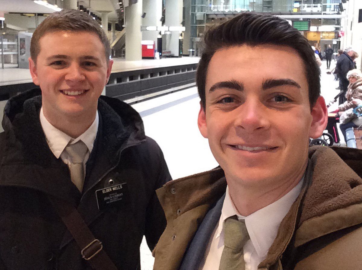 Mason Wells (izquierda), y su amigo Joseph Empey (derecha), en una fotografía que se tomaron en otro aeropuerto. (Foto Prensa Libre: AP).