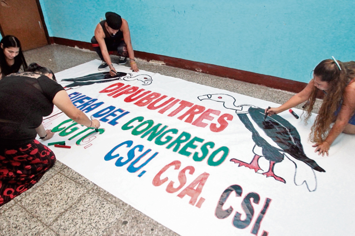 Organizaciones sindicales realizan los últimos preparativos para marchar hoy en conmemoración del día internacional de la clase trabajadora.