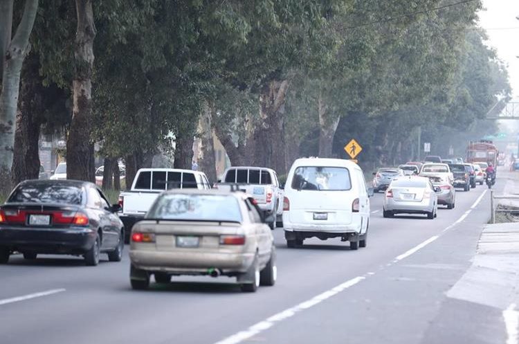 Las filas de vehículos llegan a ser de tres kilómetros los fines de semana en San Lucas Sacatepéquez. (Foto Prensa Libre: Hemeroteca PL)