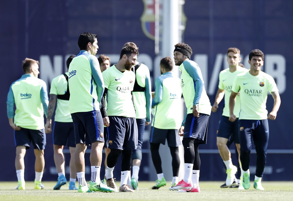 Según el técnico Luis Enrique, el delantero Luis Suárez aporta "mucho más que gol" a su equipo. (Foto Prensa Libre: AFP)