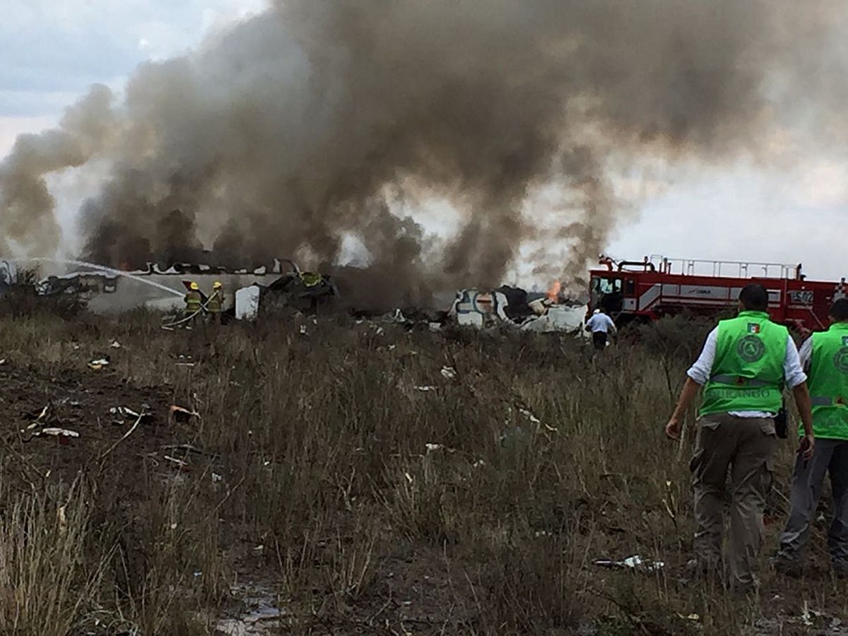 Socorristas acuden al lugar del accidente. (Foto Prensa Libre: EFE)