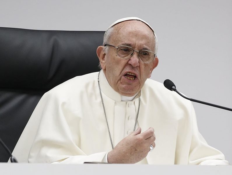 PAPA FRANCISCO: "Pido perdón por todos los católicos que cometen este acto criminal (...) es verosímil que el 90 % son bautizados católicos".