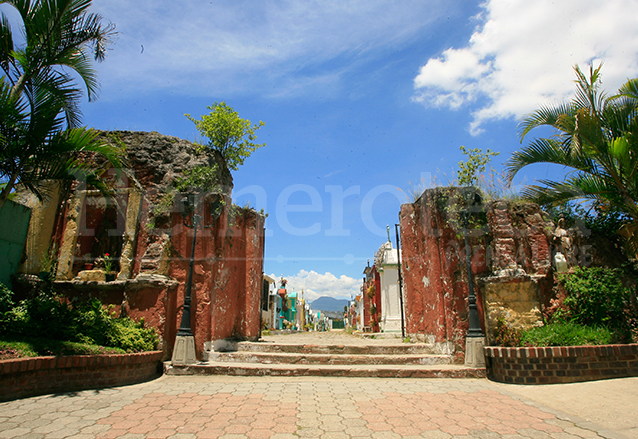 Antigua Iglesia de San Miguel Petapa, hoy entrada al cementerio de la localidad. (Foto: Hemeroteca PL)