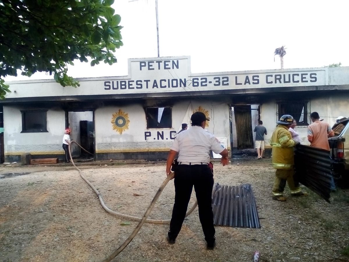 Bomberos Voluntarios controlan el incendio en la subestación policial de Las Cruces, Petén. (Foto Prensa Libre: Rigoberto Escobar)