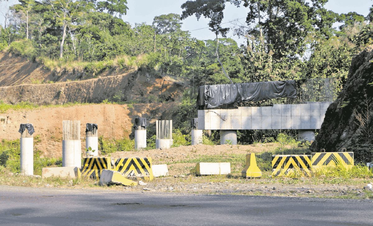 La obra de Odebrecht quedó abandonada desde el año pasado y hasta el momento solo existe una acción legal por parte de la CGC por diferencias en el avance físico. (Foto Prensa Libre: Rolando Miranda)