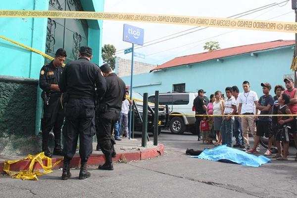 El cádaver fue indentificado por sus familiares. (Foto Prensa Libre: Melvin Sandoval)