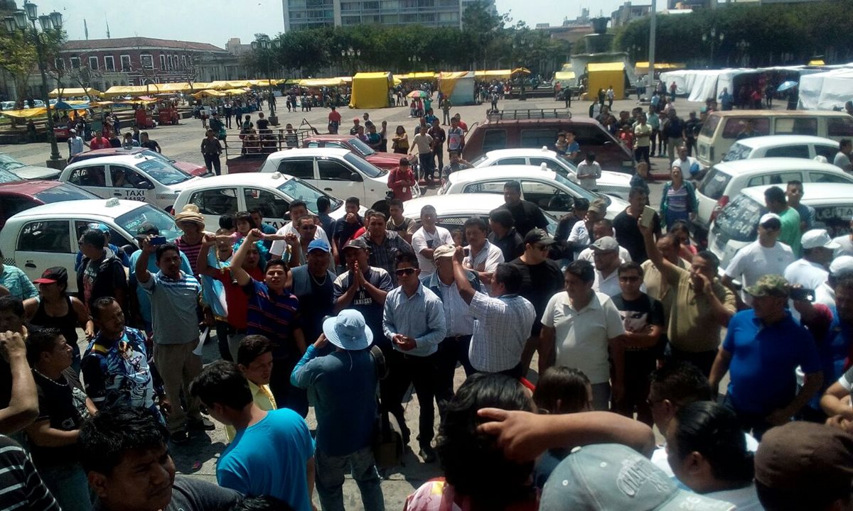 Taxistas exigen seguridad y rechazan el servicio de Uber y los motoxistas. (Foto Prensa Libre: Paulo Raquec)