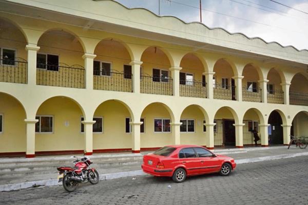 Fachada de la Municipalidad de San Miguel Pochuta, Chimaltenango, localidad en la que el MEM autorizó la instalación de un proyecto hidroeléctrico. (Foto HemerotecaPL)