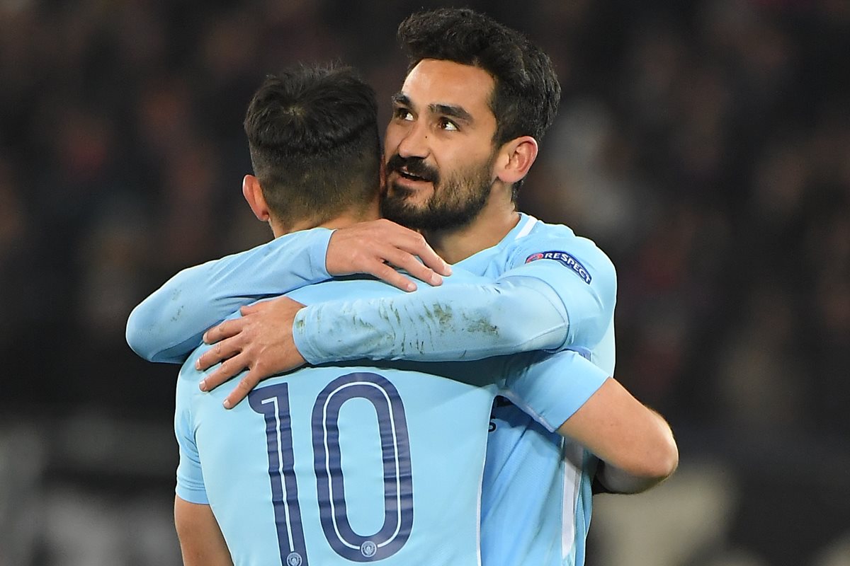 Ilkay Gundogan celebra junto a Sergio Agüero. (Foto Prensa Libre: AFP)