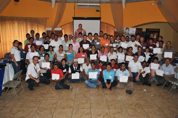 Los comunicadores recibieron un reconocimiento por su asistencia al taller impartido por UNICEF y Sincronia, en Escuintla. (Foto Prensa Libre: Felipe Guzmán)