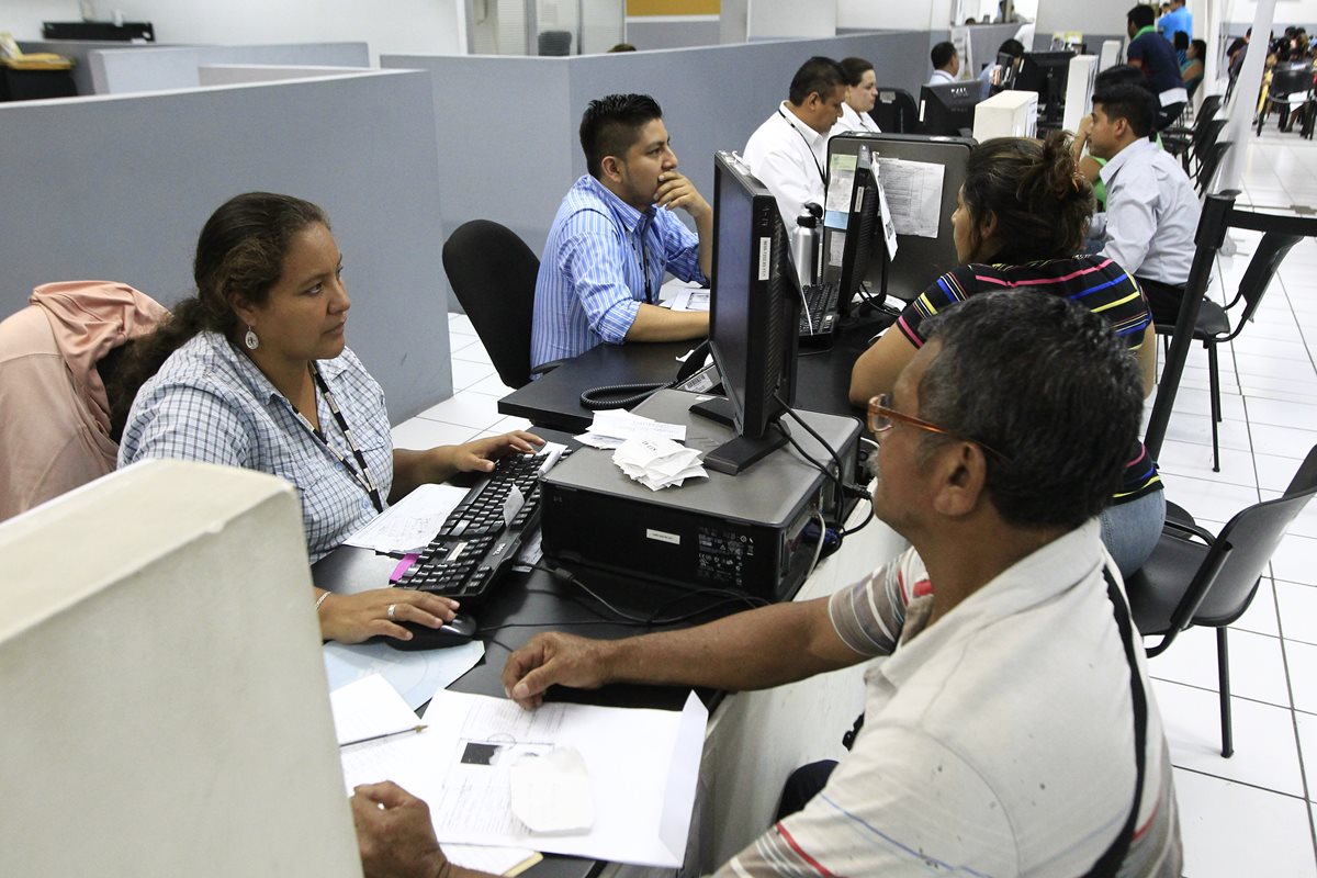 La empresa Easy Marketing suspendió temporalmente la emisión de DPI en las sedes del Renap. (Foto Prensa Libre: Hemeroteca PL)