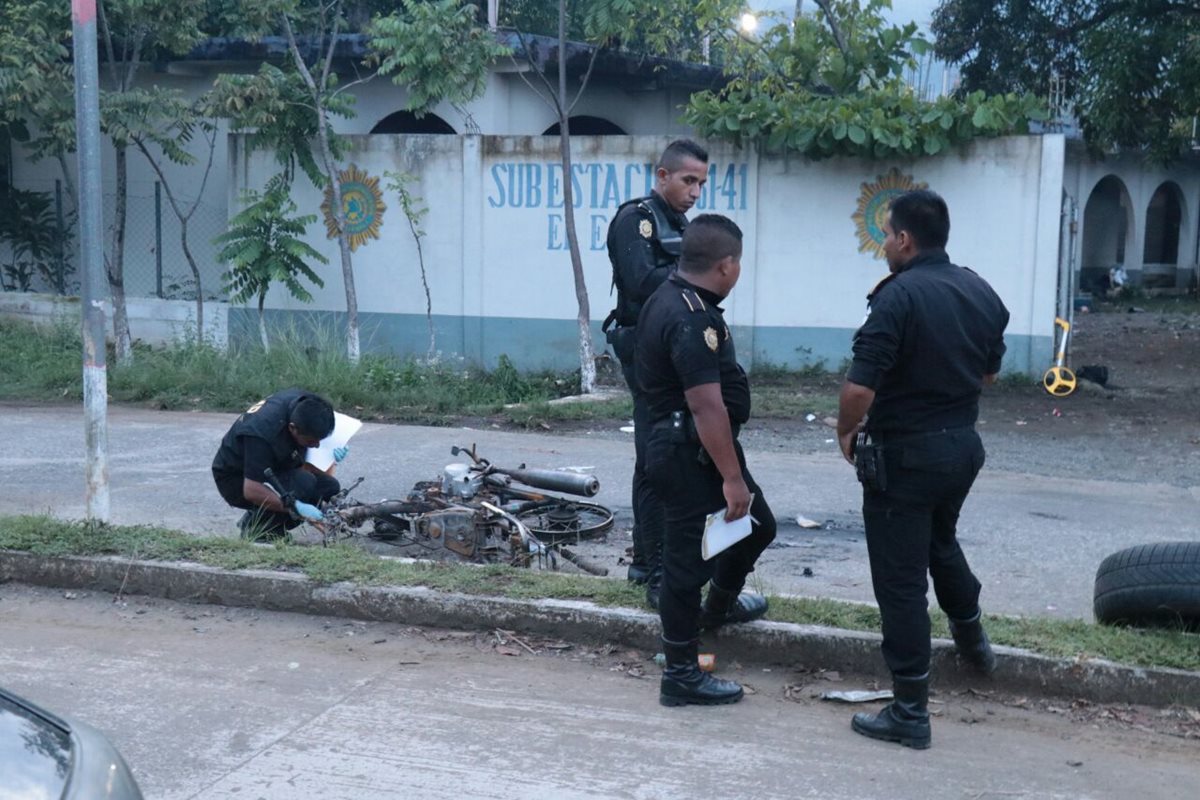 Investigadores reúnen evidencias en El Estor. (Foto Prensa Libre: Dony Stewart).