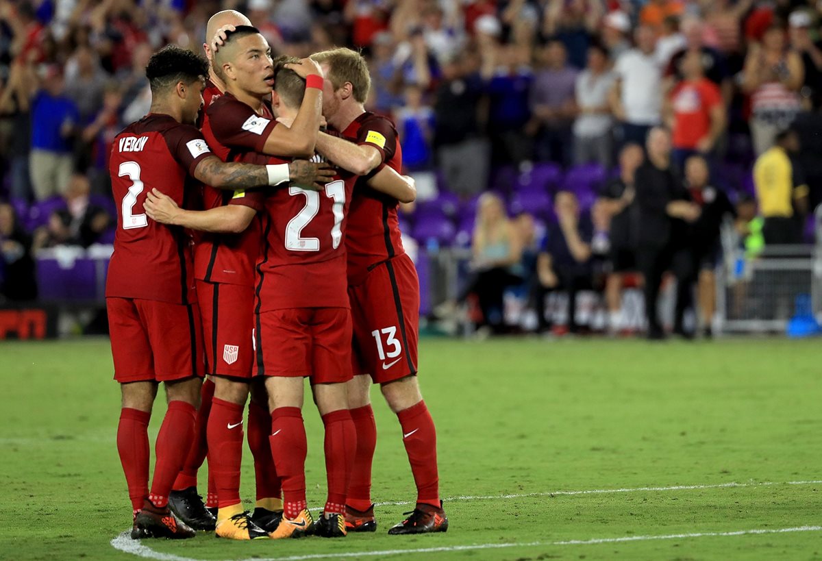 Jugadores de Estados Unidos celebran uno de los goles contra Panamá.