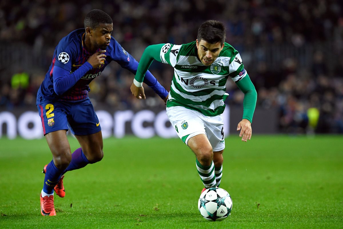 Marcos Acuna conduce la pelota frente a Nelson Semedo.