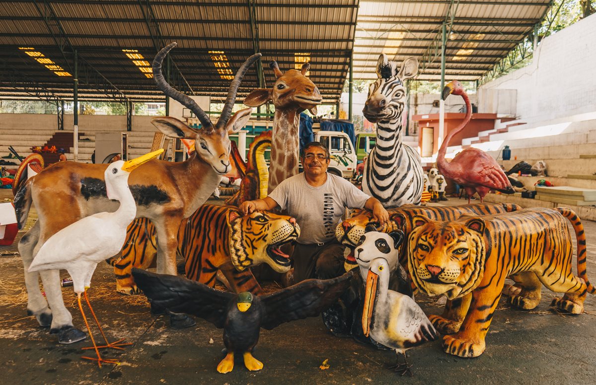 Israel López Rodríguez con una serie de esculturas de su creación que presentará en el 2018. Foto Prensa Libre: Haniel López.