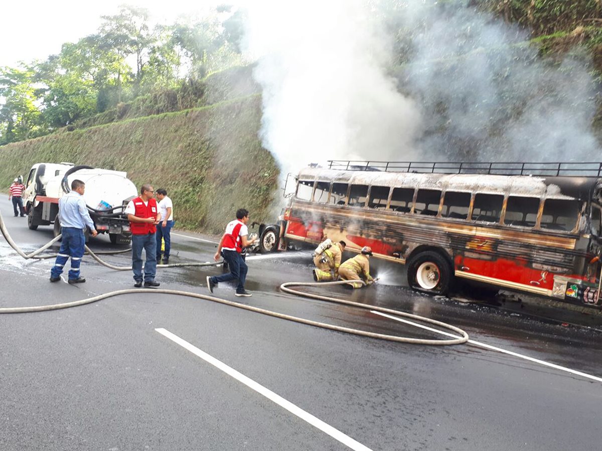 Socorristas sofocan las llamas. (Foto Prensa Libre: Enrique Paredes)