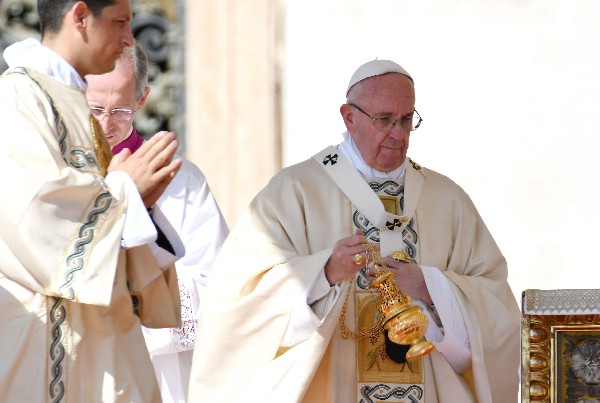 Francisco participa en la canonización de la Madre Teresa de Calcuta, en el Vaticano. (Foto Prensa Libre: AFP)