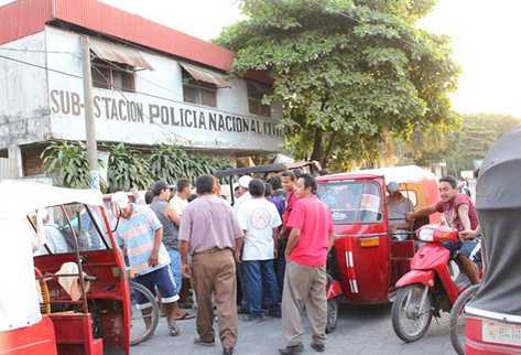 Mototaxistas protestaron frente a la subestación de la PNC. (Foto Prensa Libre: Felipe Guzmán).