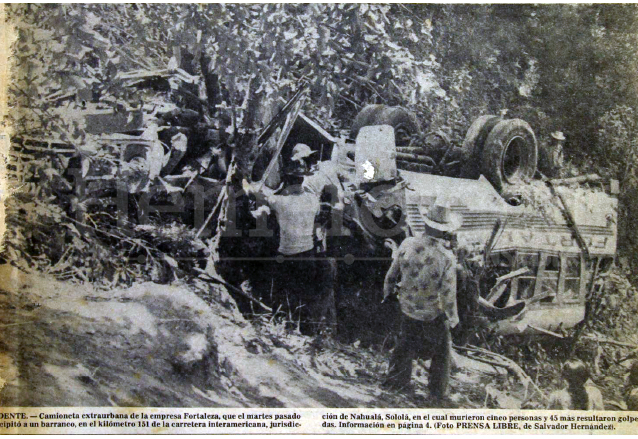 Aspecto del bus que se accidentó en Nahualá en agosto de 1979. (Foto: Hemeroteca PL)