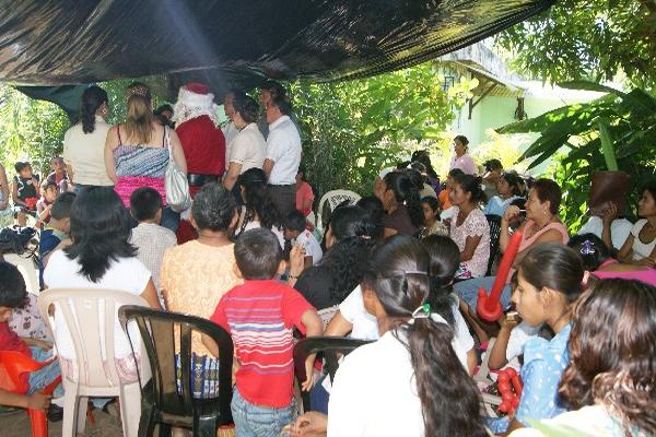 Asistentes a convivio participan  de una dinámica dirigida  por Santa Claus.
