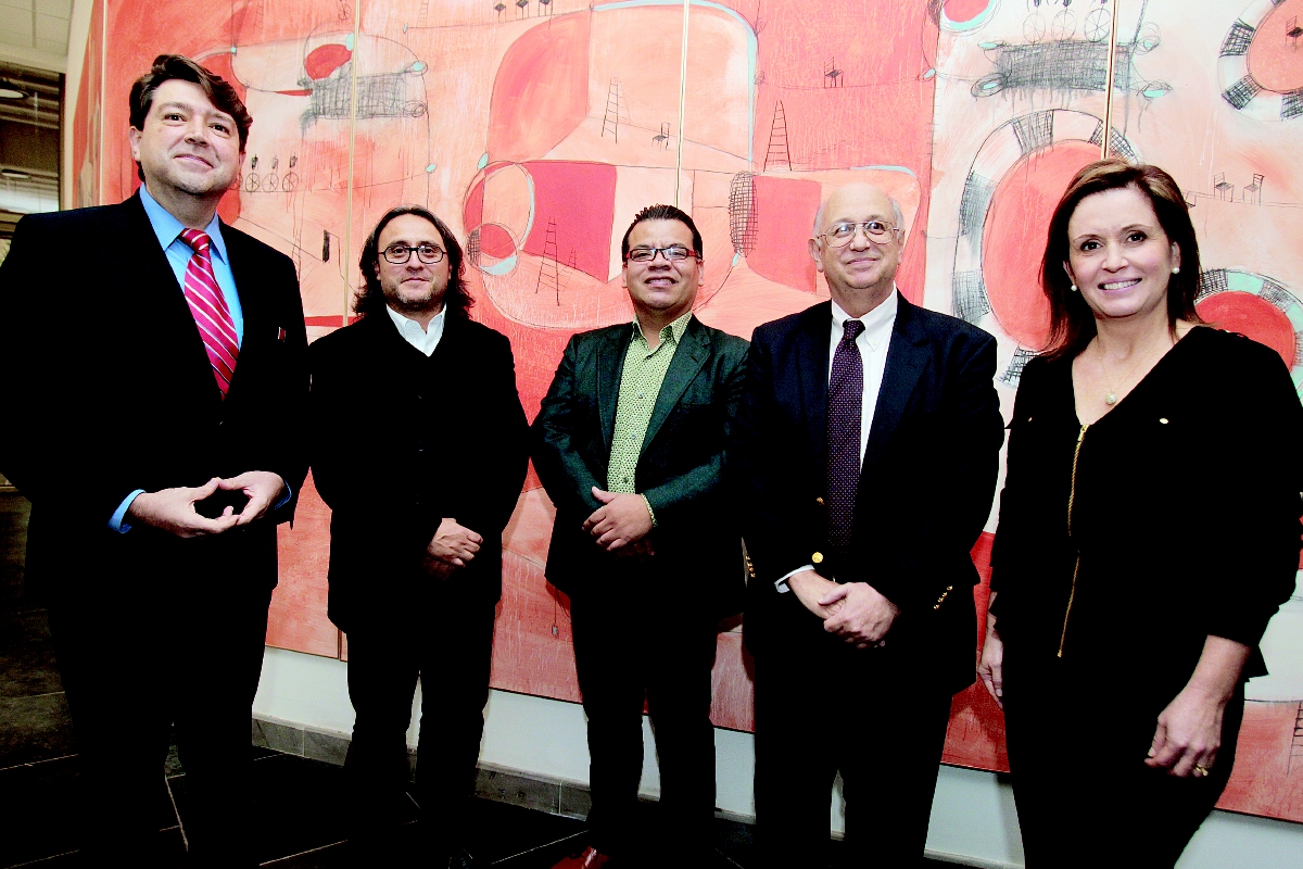 José Rozas Botrán, director de la Fundación Rozas Botrán; artista visual Sergio Valenzuela —Valenz—; David Urbina, curador de arte; Manuel Ángel Pérez, rector de la Unis y María de Botrán. (Foto Prensa Libre: Edwin Castro)