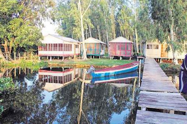 LOS VISITANTES pueden disfrutar de paseos por el Lago de Izabal.