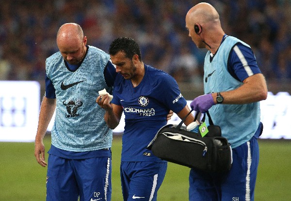 Pedro salió caminando de la cancha luego de chocar contra Ospina. (Foto Prensa Libre: EFE)