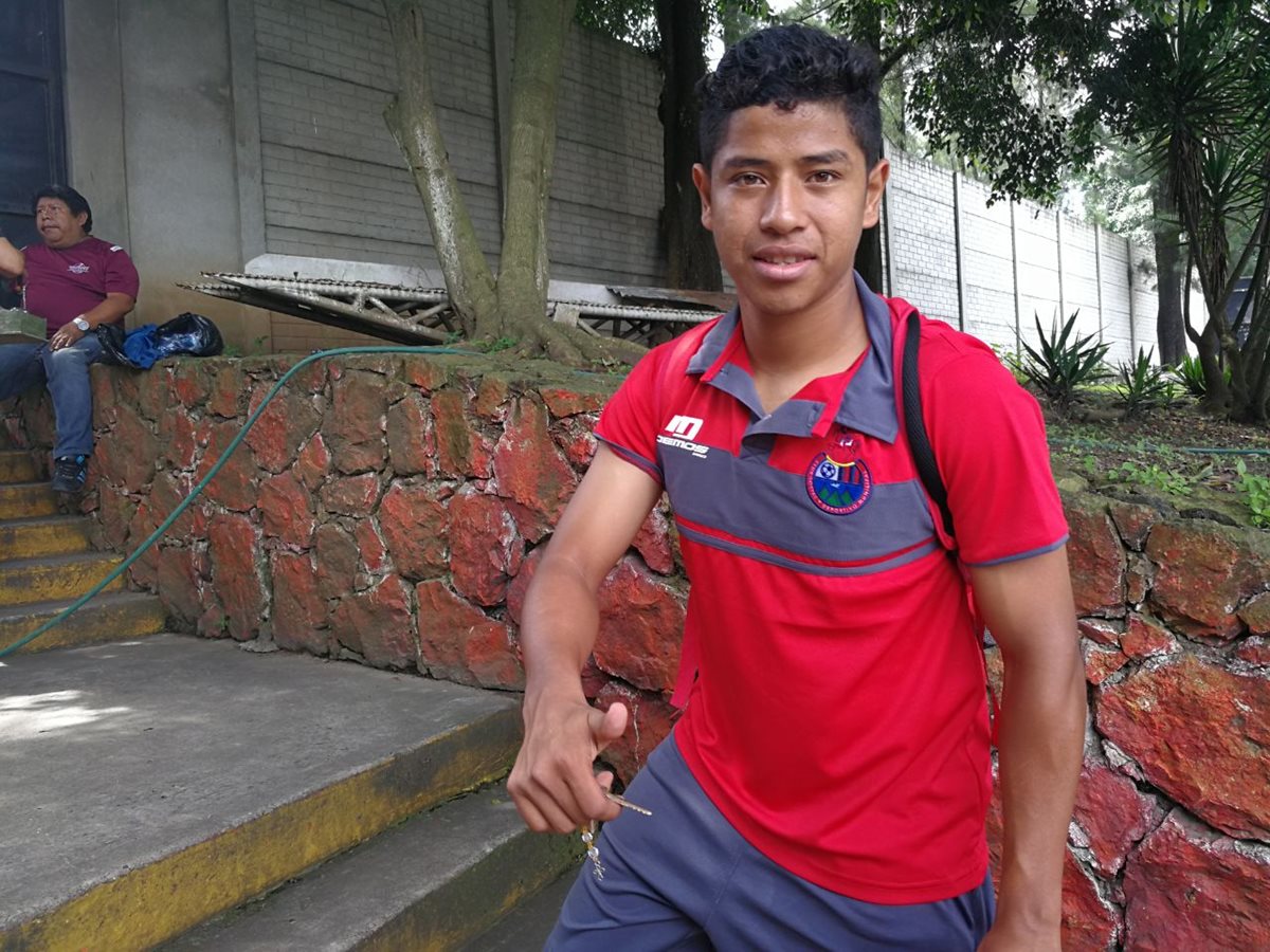 El volante rojo Pedro Altán viajó con Municipal a Quetzaltenango para enfrentar a Xelajú MC. (Foto Prensa Libre: Carlos Vicente)