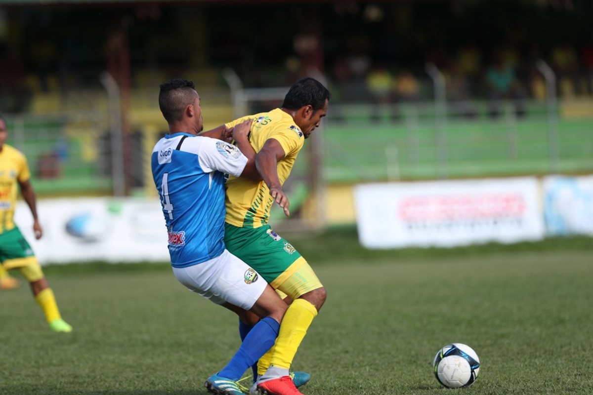 Ángel Rodríguez anotó el primer gol del partido en la victoria del equipo oriental frente a Chiantla (Foto Prensa Libre: Edwin Fajardo)