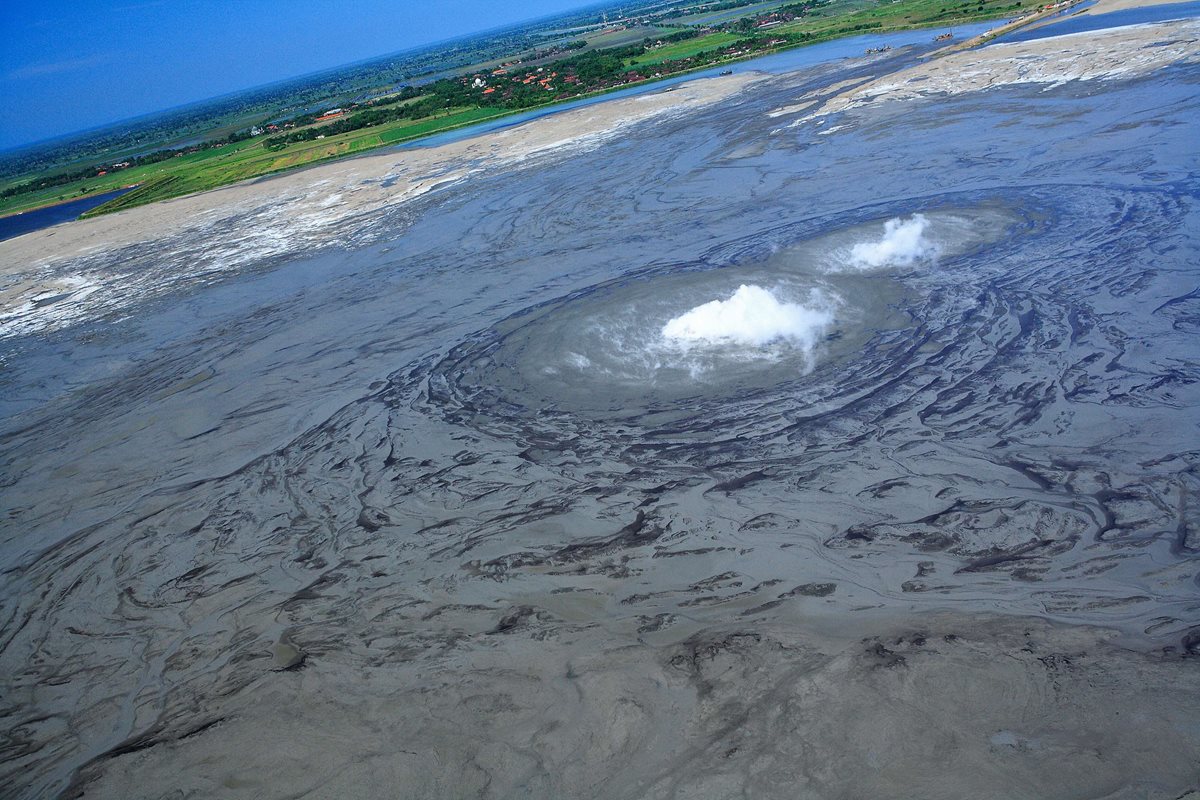 Un flujo de lodo y humo se emite desde el cráter del volcán Lusi en Porong, de Java Oriental. (Foto Prensa libre:AFP).