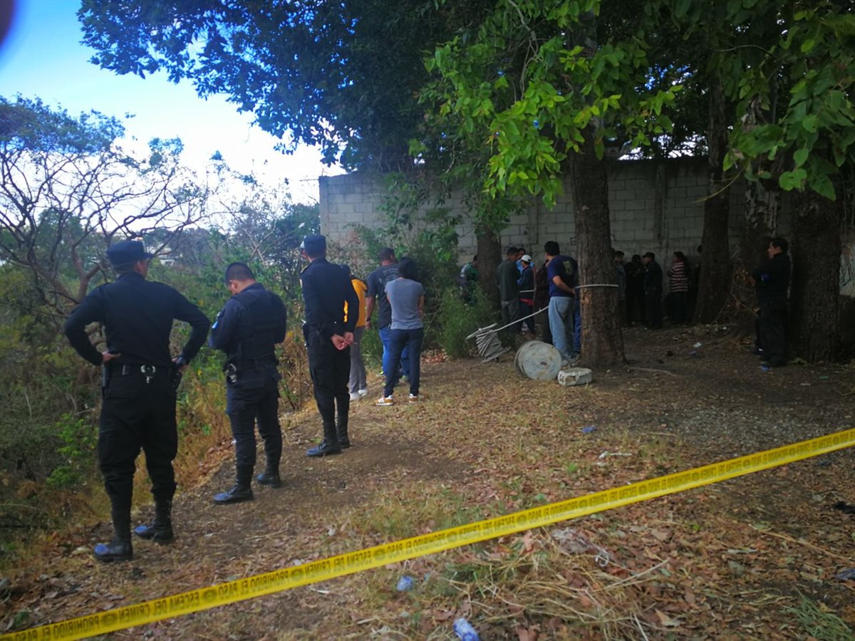 Socorristas utilizan equipo especial para rescatar el cadáver de García Aguilar, quien fue hallado en un área poco accesible, en la colonia Justo Rufino Barrios, zona 21 capitalina. (Foto Prensa Libre: Estuardo Paredes)