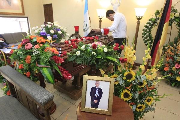 El cuerpo es velado en Capillas Señoriales, zona 9.