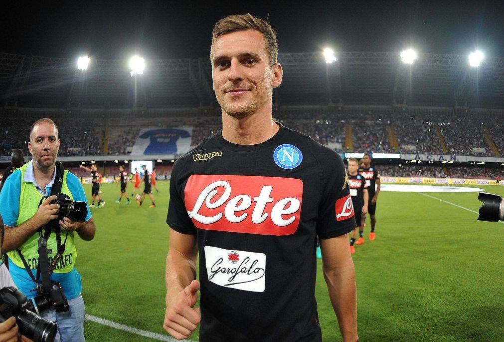 El delantero polaco Arkadiusz Milik fue anunciado como nuevo fichaje del Nápoli. (Foto Prensa Libre: AP).