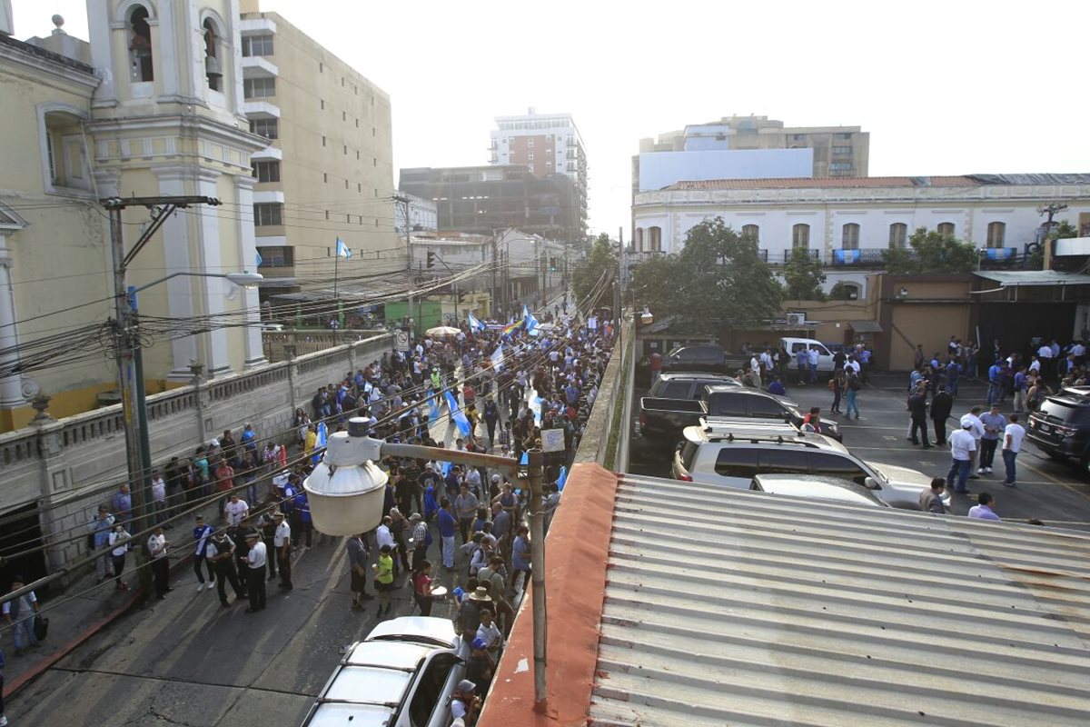 Diputados permanecen en el parqueo del Congreso