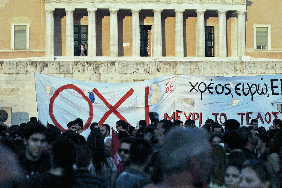 Millares protestaron ayer lunes contra las políticas de austeridad en Atenas. (PL- EFE)