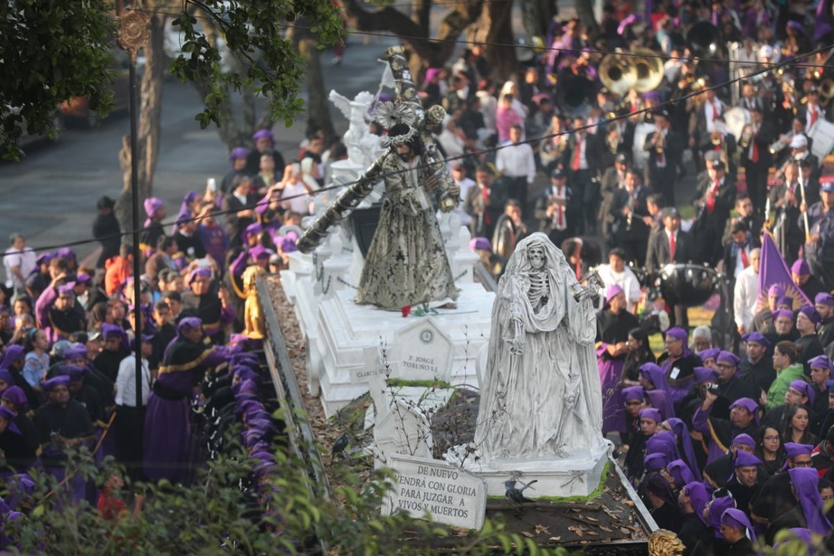 Jesús de la Merced recorre las principales calles del Centro Histórico. (Foto Prensa Libre: Óscar Rivas)