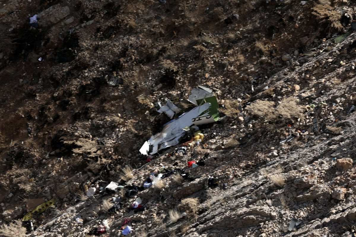 Vista aérea de los restos del avión privado turco accidentado ayer en Irán. (Foto Prensa Libre: EFE)